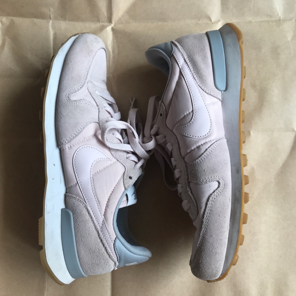 Nike Internationalist Particle Beige/Smokey Sneaks